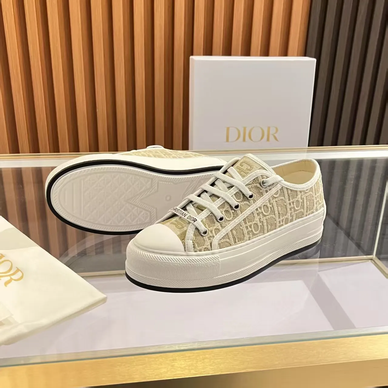 👟👟Ex-factory price 520👟👟 Walk‘n’Dior embroidered mid-top casual shoes are new in 2025. On the fashion stage, Dior embroidered shoes are the well-deserved protagonist. Delicate stitching is used on the upper, every stitch is devoted to the craftsman's efforts, and every thread is woven with artistic poetry. From complex floral patterns to smart geometric textures, embroidery is like the magic that gives shoes life, allowing them to show dynamic beauty even in static conditions.   Wearing Dior embroidered shoes feels like stepping into a dream world full of art. It is not only a pair of shoes, but also a walking piece of art that perfectly integrates fashion and culture. Whether you are strolling on the bustling city streets or attending important social occasions, Dior embroidered shoes can add unique charm to your style and become the focus of everyone's attention.   Choosing Dior embroidered shoes means choosing a persistent pursuit of quality and a unique understanding of fashion. Let it accompany you through every wonderful moment and leave your own fashion mark.  Material: Sheepskin lining, feet, silk cowhide, size 35-41, heel height 5cm